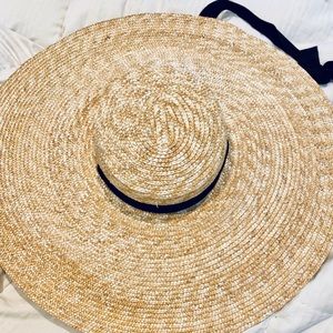 Huge straw hat with tags